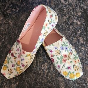 Womens Sz 10 TOMS Floral Slip On Tennis Shoes